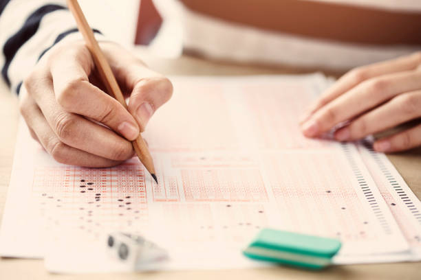 junge studentin in prüfung - exam stock-fotos und bilder