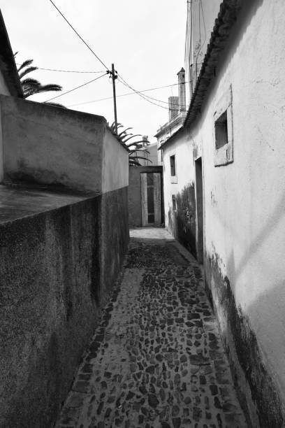 callejones tranquilos en un pequeño pueblo - stone narrow street blue sky back alley fotografías e imágenes de stock