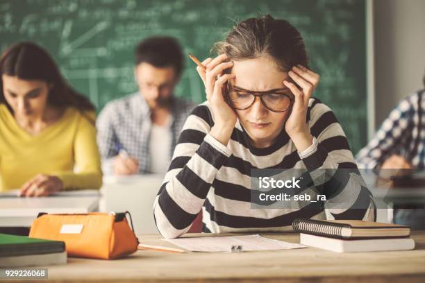 Estudiantes Resolver Quiz Del Problema En Clase Detrás De La Pizarra Foto de stock y más banco de imágenes de Estudiante