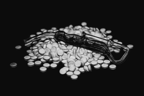 istock Heap of white pills 929228916