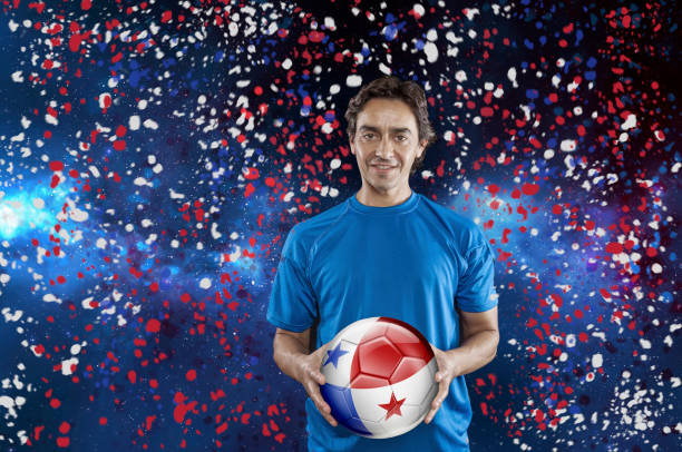 balón jugador panamá holding con bandera nacional bajo el confeti - bola 3d de bandera de panamá fotografías e imágenes de stock