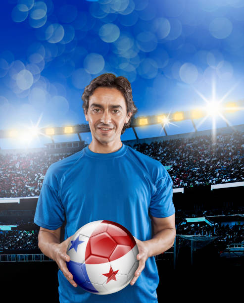 balón de holding de panamá fútbol jugador con bandera nacional en el estadio - bola 3d de bandera de panamá fotografías e imágenes de stock