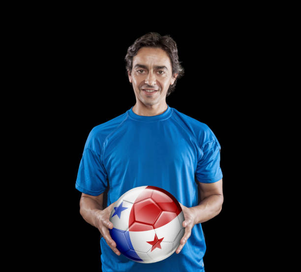 balón jugador panamá holding con bandera nacional aislado en negro - bola 3d de bandera de panamá fotografías e imágenes de stock