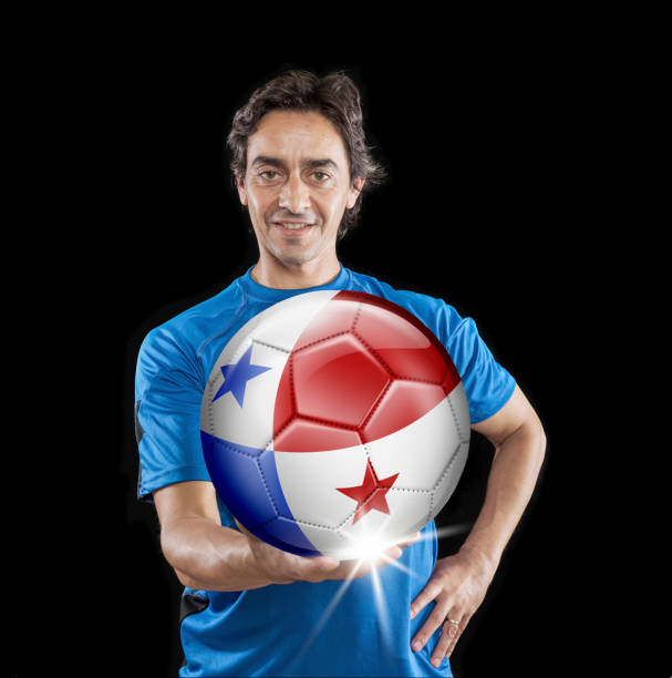 balón jugador panamá holding con bandera nacional aislado en negro - bola 3d de bandera de panamá fotografías e im�ágenes de stock