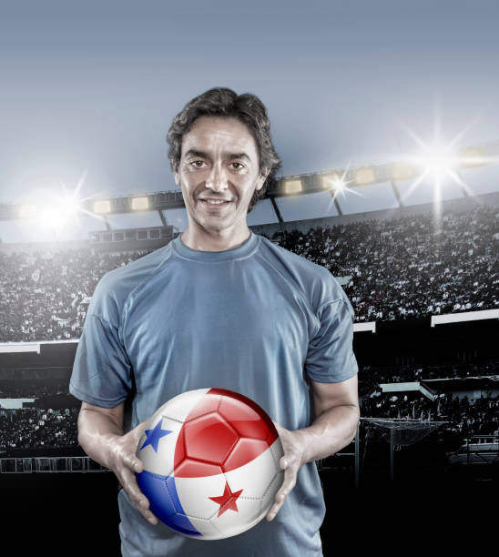 balón de holding de panamá fútbol jugador con bandera nacional en el estadio - bola 3d de bandera de panamá fotografías e imágenes de stock