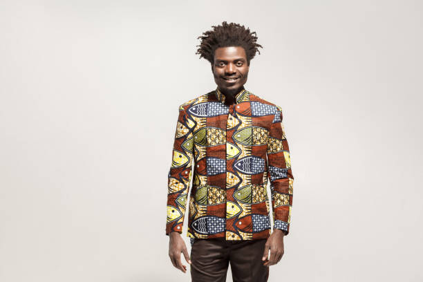 homem africano de felicidade no sorriso de roupas tradicionais - behavior smiley face occupation expressing positivity - fotografias e filmes do acervo