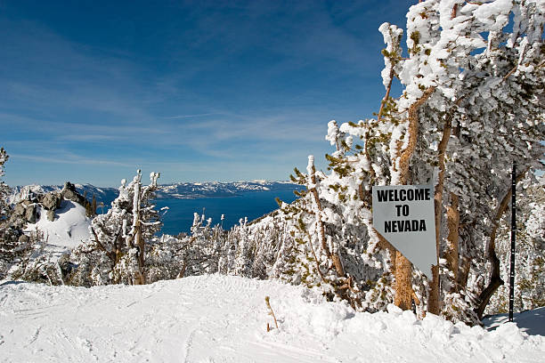 bem-vindo ao sinal de nevada - lake mountain range mountain deep - fotografias e filmes do acervo