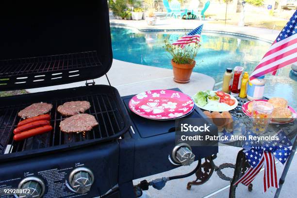 Photo libre de droit de Grillades De Vacances Dété banque d'images et plus d'images libres de droit de Gril - Gril, Journée du souvenir, Barbecue