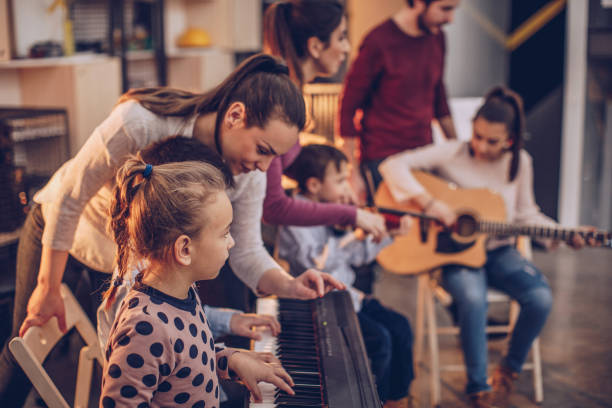 kinder in der musikschule - music lessons stock-fotos und bilder