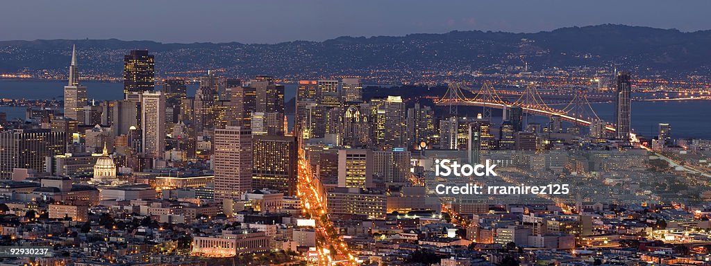 Quartiere finanziario di luci al crepuscolo Panorama - Foto stock royalty-free di California