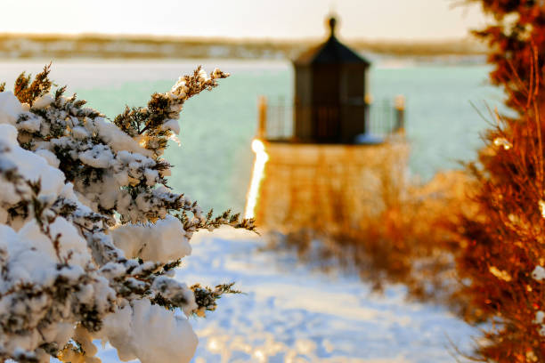 farol de nova inglaterra no inverno. - maine lighthouse winter ice - fotografias e filmes do acervo