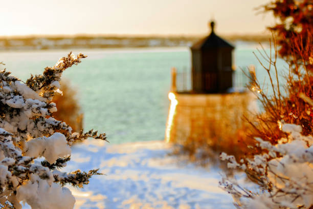 маяк новой англии зимой. - maine lighthouse winter ice стоковые фото и изображения