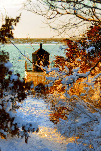 маяк новой англии зимой. - maine lighthouse winter ice стоковые фото и изображения