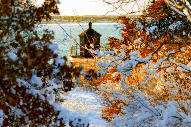 farol de nova inglaterra no inverno. - maine lighthouse winter ice - fotografias e filmes do acervo