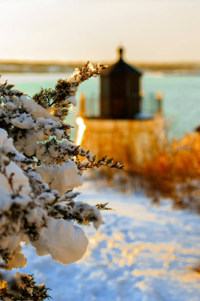 farol de nova inglaterra no inverno. - maine lighthouse winter ice - fotografias e filmes do acervo