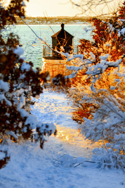 маяк новой англии зимой. - maine lighthouse winter ice стоковые фото и изображения