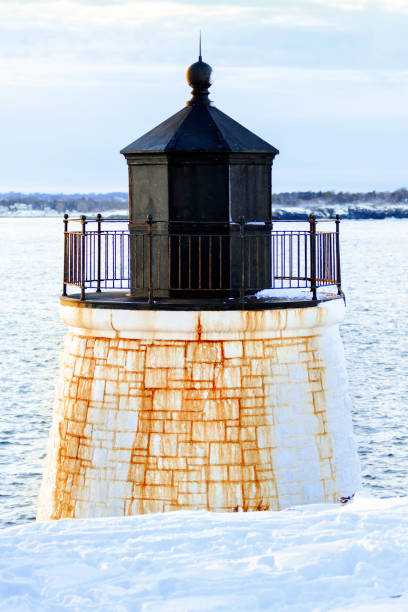 farol de nova inglaterra no inverno. - maine lighthouse winter ice - fotografias e filmes do acervo