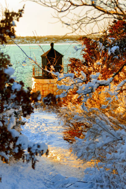 farol de nova inglaterra no inverno. - maine lighthouse winter ice - fotografias e filmes do acervo