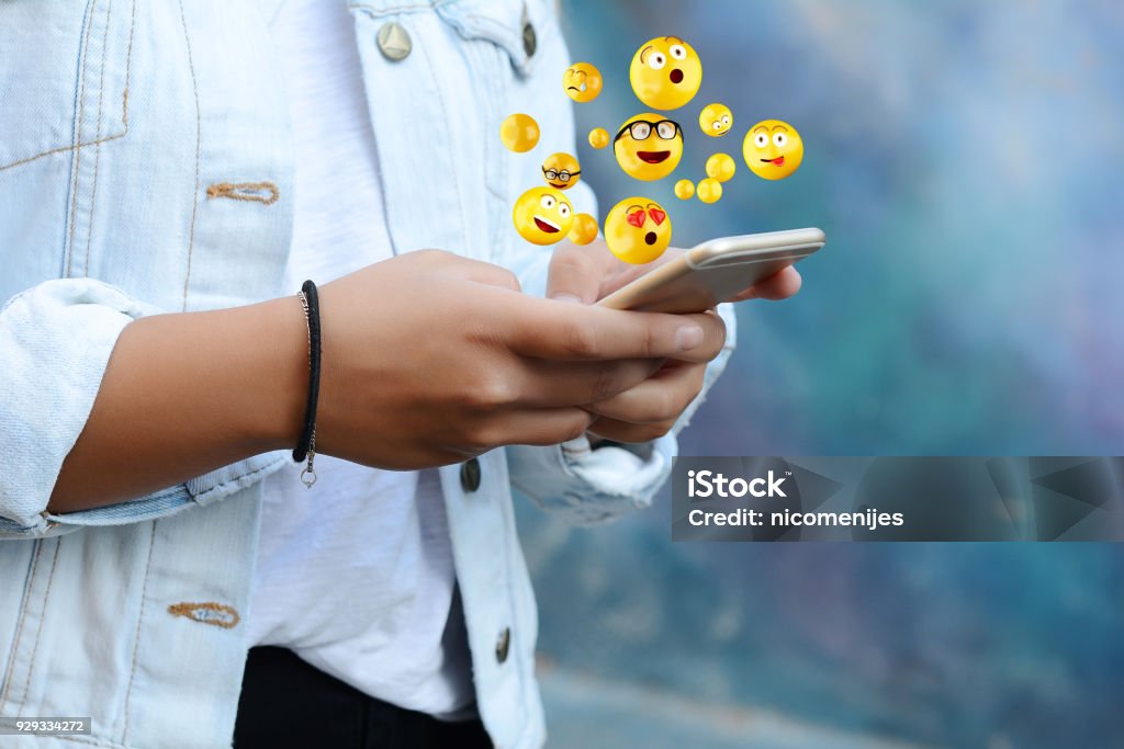 Mujer con smartphone enviar emojis. - Foto de stock de Teléfono inteligente libre de derechos