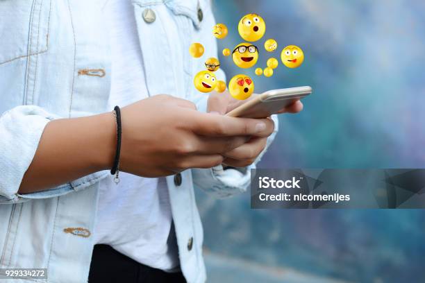Mujer Con Smartphone Enviar Emojis Foto de stock y más banco de imágenes de Teléfono inteligente - Teléfono inteligente, Teléfono, Teléfono móvil