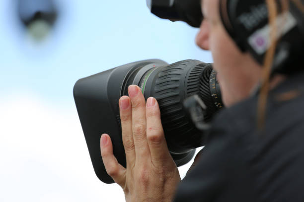 fotógrafo de mulher usando câmera digital - programa de televisão - fotografias e filmes do acervo