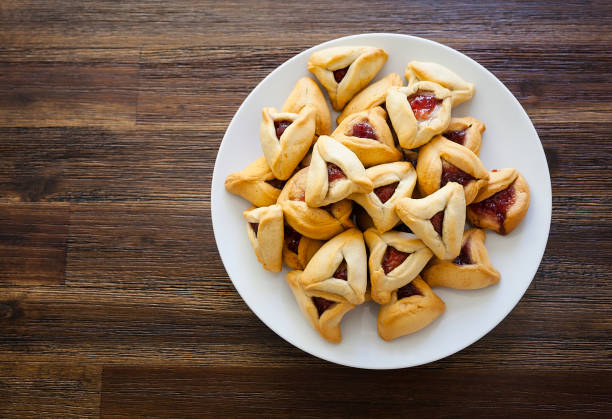 접시에 푸 림에 대 한 hamantaschen - purim high angle view cookie food 뉴스 사진 이미지