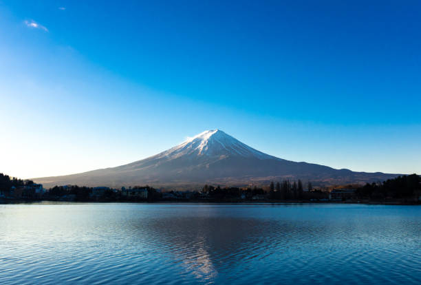 fuji y el lago - prefectura de yamanashi fotografías e imágenes de stock