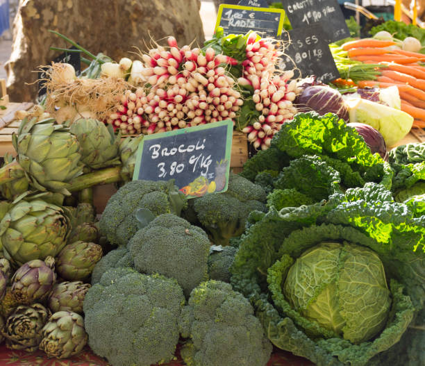 vegetable stand with broccoli, artichokes, cabbage and french breakfast radishes - 7595 imagens e fotografias de stock