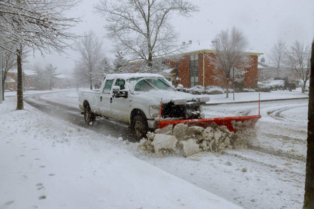 spazzaneve che rimuove la neve dalla strada. - snow remover foto e immagini stock