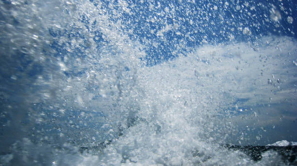 spray de lavage prop de vedette baie de phang nga - prop wash photos et images de collection