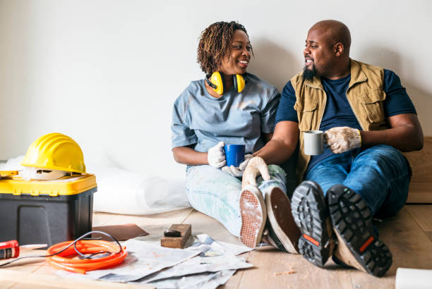 couple se déplacer dans la nouvelle maison - friendship coffee home interior women photos et images de collection