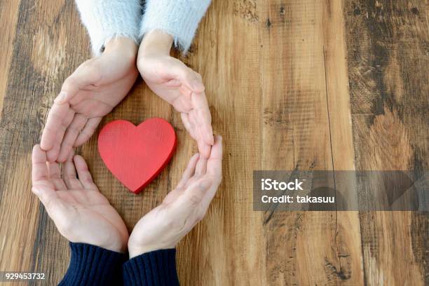 Corazón Rodeado Por Mano De Hombre Y De Mujer Foto de stock y más banco de imágenes de Símbolo en forma de corazón - Símbolo en forma de corazón, Parejas, Casados