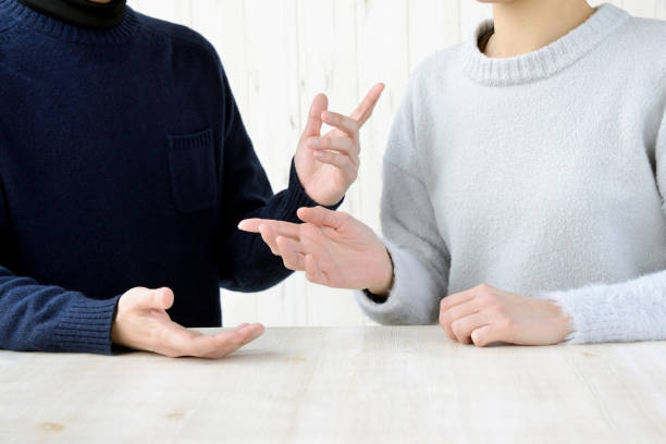 disputa entre hombre y mujer - arguing complaining women conflict fotografías e imágenes de stock