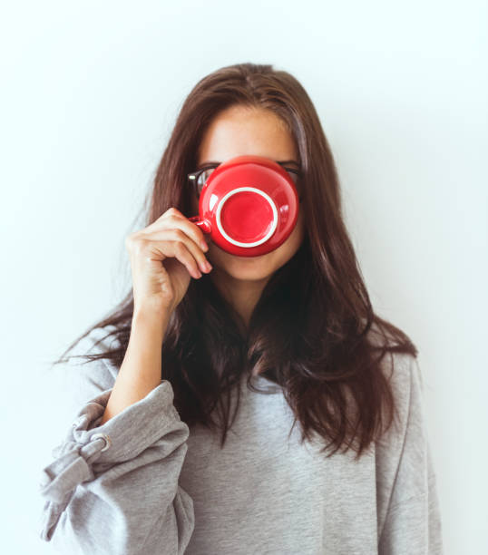 mujer disfruta de su café por la mañana - tea women cup drinking fotografías e imágenes de stock