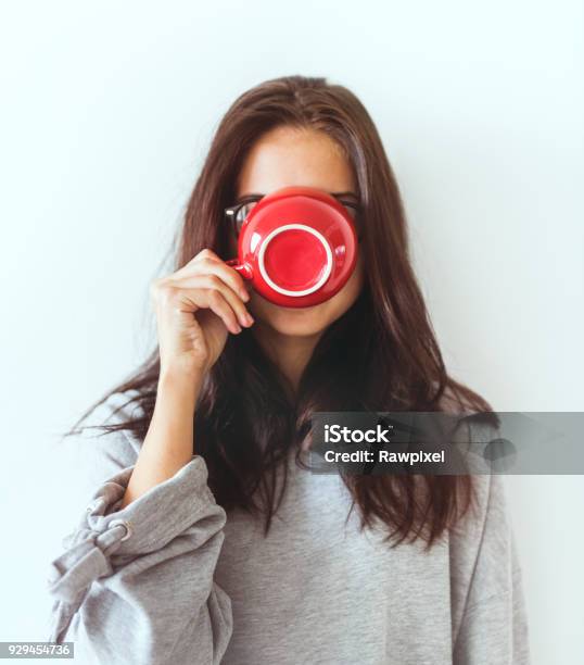 Mujer Disfruta De Su Café Por La Mañana Foto de stock y más banco de imágenes de Café - Bebida - Café - Bebida, Beber, Rojo