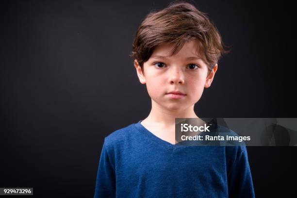 Cara De Chico Lindo Sobre Fondo Negro Foto de stock y más banco de imágenes de Niño - Niño, Retrato, Niños