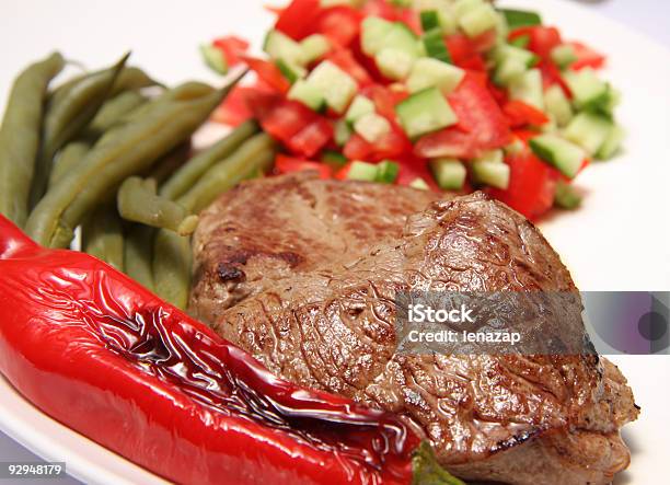 Bife Com Produtos Hortícolas - Fotografias de stock e mais imagens de Bife - Bife, Bife de Filete, Carne