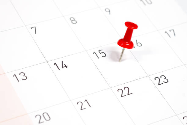 haftowane czerwone szpilki w kalendarzu na 15 z selektywną ostrość - calendar tax april day zdjęcia i obrazy z banku zdjęć