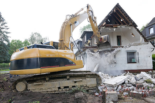 digger demoler house - demolished fotografías e imágenes de stock