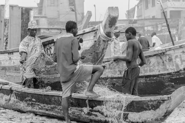 rybacy w ghanie - rowboat fishing africa fishing industry zdjęcia i obrazy z banku zdjęć