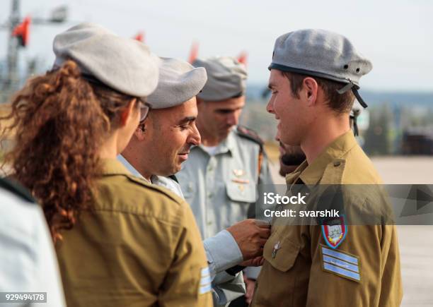 เจ้าหน้าที่ของ Idf ให้รางวัลแก่ทหารด้วยเครื่องกลึงที่การก่อตัวในอนุสาวรีย์อนุสรณ์วิศวกรร ภาพสต็อก - ดาวน์โหลดรูปภาพตอนนี้