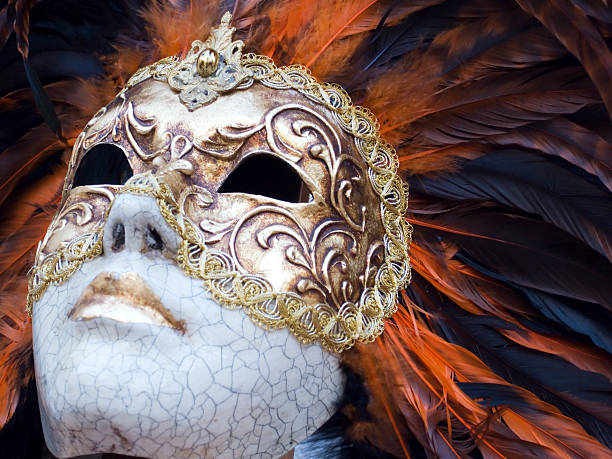 Masque vénitien d'or artistique, orange et noir plumes - Photo