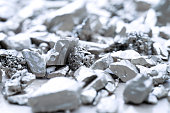 klumpen-aus-silber-oder-platin-auf-einem-steinboden.jpg?b=1&s=170x170&k=20&c=CaZJ9E05kJcC-5FExprqmsBBsgQvaJXgk7QVWNJ0wxA=