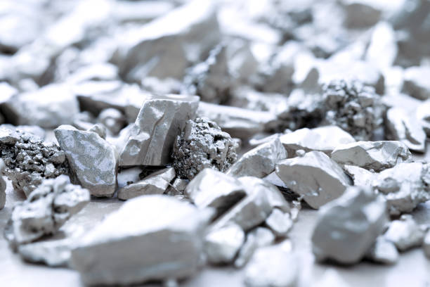 grumo d'argento o di platino su un pavimento di pietra - minerale foto e immagini stock
