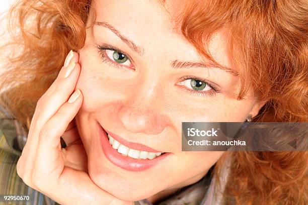 Lächelnd Schöne Frau Nahaufnahme Portrait Stockfoto und mehr Bilder von 20-24 Jahre - 20-24 Jahre, Attraktive Frau, Blick in die Kamera