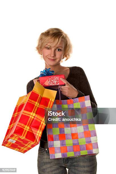 Chica Con Bolsas De Compras Y Regalos Foto de stock y más banco de imágenes de 20 a 29 años - 20 a 29 años, 20-24 años, 30-39 años