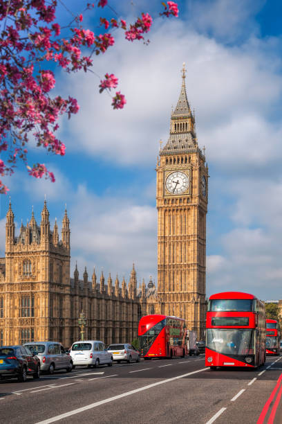 ビッグ ・ ベン ロンドン、イングランド、イギリスの春の時間中にバスの - steeple spire national landmark famous place ストックフォトと画像