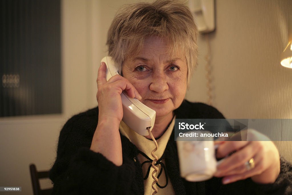 De mujer hablando y bebiendo café teléfono - Foto de stock de Teléfono con cable libre de derechos