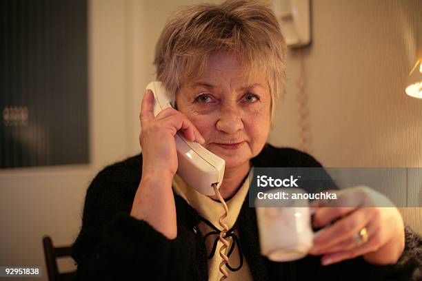 歳の女性電話コーヒーを飲みながら話す - 加入電話のストックフォトや画像を多数ご用意 - 加入電話, 住宅, 家の中