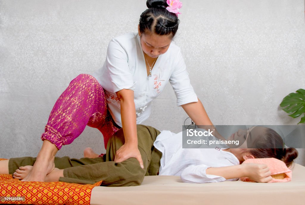 태국 전통 마사지 치료사에 의해 기지개를 받고 아시아 여자 - 로열티 프리 마사지 스톡 사진